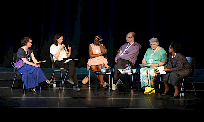 Sibylle Lustenberger, Lirija Sejdi, Lucy Oyubo Osterwalder, Tarek Naguib, Lilian Senn und Idil Abdulle diskutieren über Diskriminierung.